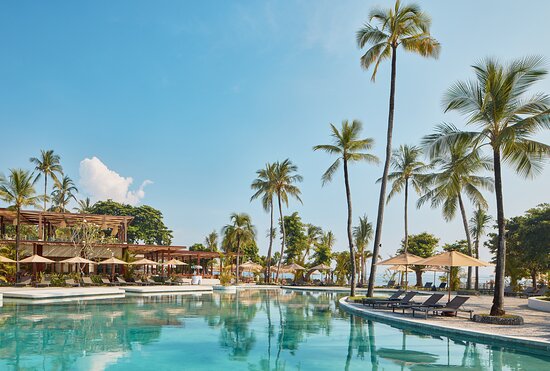 Resort Terindah dengan Pemandangan Gunung dan Laut